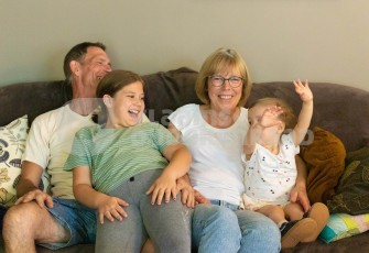 Ouder koppel met kleinkinderen