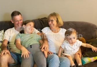 Ouder koppel met kleinkinderen