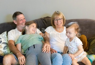 Ouder koppel met kleinkinderen