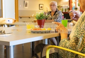 Bewoners eten samen