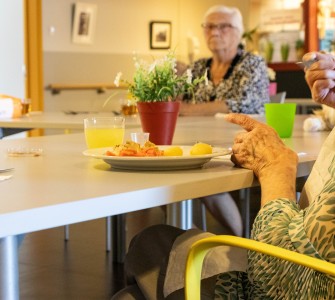 ouderen in cafetaria woonzorgcentrum