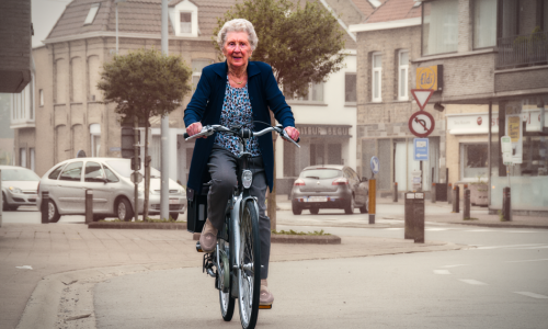 Vrouw op fiets