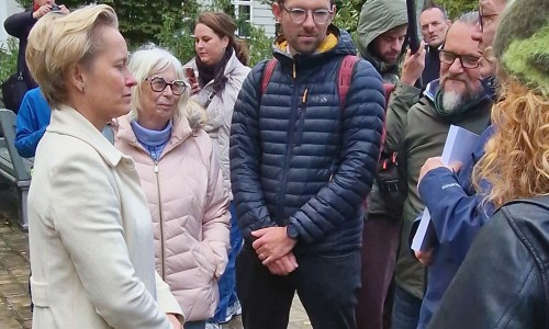 De minister samen met Magda bij de overhandiging