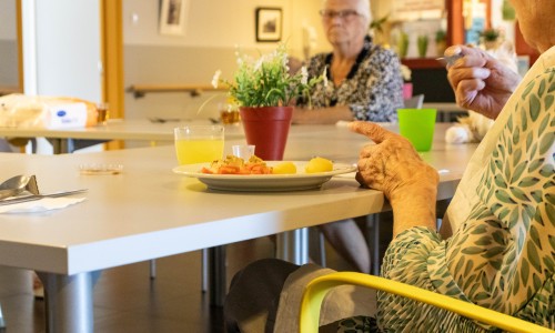 ouderen in cafetaria woonzorgcentrum