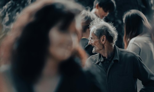 oudere man in menigte
